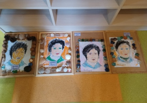 Zdjęcie przedstawia cztery portrety Marii Montessori wykonane przez dzieci