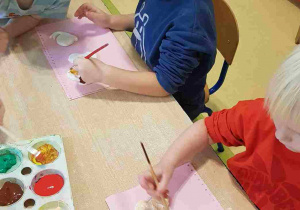 Dzieci malują figurki z masy solnej