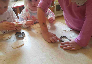 Dzieci lepią figurki z masy solnej z wykorzystaniem foremek