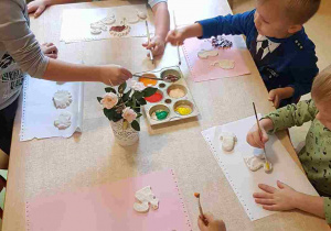 Dzieci malują farbami figurki z masy solnej