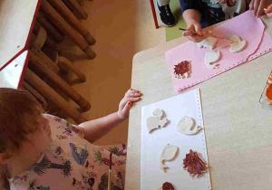 Dziewczynki malują farbami figurki z masy solnej
