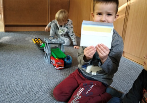 chłopiec prezentuje kopertę ze swoim listem
