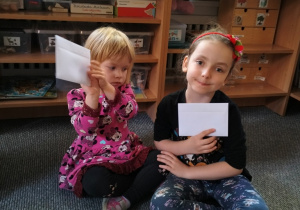 dzieci pokazują swoje koperty z listem