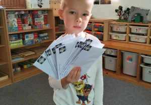 chłopiec prezentuje gotowe listy do wysłania