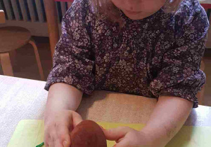 Dziewczynka konstruuje grzyba z ziemniaka i pietruszki