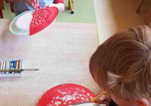 Dzieci wycinają grzyby z papierowego talerzyka