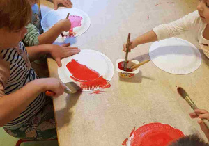 Dzieci malują kapelusz muchomora