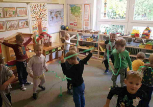 Dzieci tańczą z kawałkiem zielonej bibuły