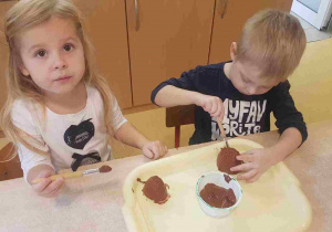 Dzieci malują farbą grzyby