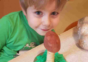 Chłopiec prezentuje wykonanego grzybka