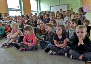Dzieci oglądają przedstawienie z dużym zainteresowaniem
