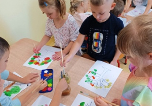Dzieci w trakcie malowania farbami akwarelowymi