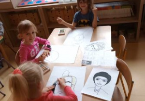 Dzieci rysują portrety