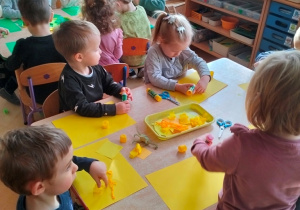 dzieci tworzą pracę w odcieniach koloru żółtego
