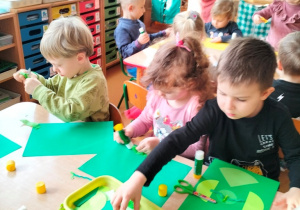dzieci tworzą pracę w odcieniach koloru zielonego