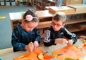 dzieci tworzą pracę w odcieniach koloru pomarańczowego