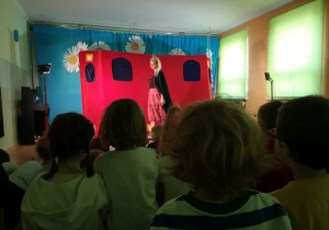Dzieci patrzą na aktorkę w przebraniu królowej