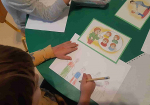 Dziecko rysuje ilustrację związaną z prawami dzieci