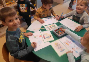 Dzieci rysują przy stoliku swoje prawa