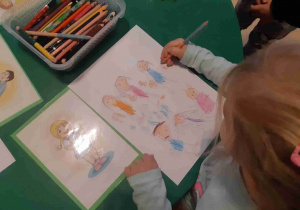 Dziewczynka rysuje prawa dziecka