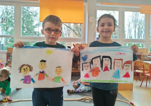 dzieci prezentują prace na temat prawa do życja w rodzinie