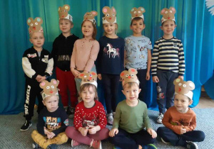 Dzieci prezentują misiowe opaski na głowę