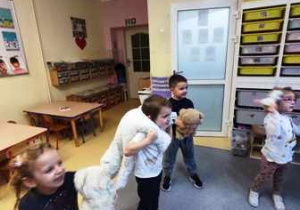Taniec dzieci ze swoimi misiami