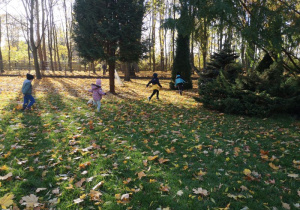 Dzieci biegają w ogrodzie
