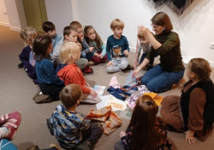 Dzieci oglądają tkaniny