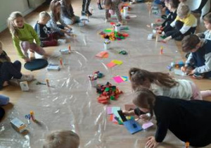 Dzieci uczestniczą w zabawie plastycznej