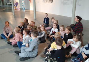Dzieci słuchają z zaciekawieniem informacji o powstawaniu tkanin