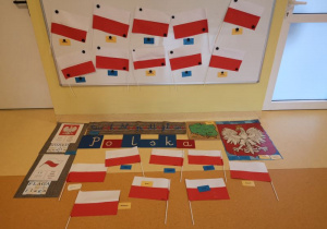 Wystawa prezentująca pomoce związane z Polską oraz flagi wykonane przez dzieci