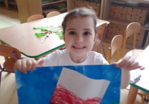 Radosna dziewczynka prezentuje swoją flagę