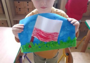 Bruno trzyma w ręku flagę Polski
