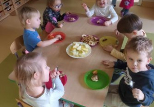 Dzieci podczas jedzenia torta urodzinowego