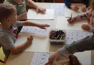 Dzieci rysują twarze zgodnie z instrukcją