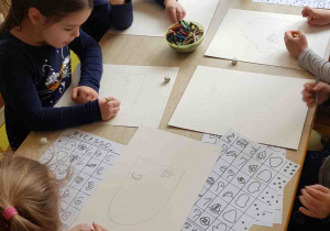 Dzieci rysują twarz zgodnie z wyrzuconą liczbą oczek