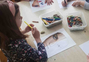 Dziewczynki rysują poszczególne elementy twarzy