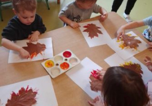 Dzieci malują palcem kolce swoim jeżą