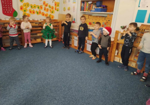 Dzieci śpiewają piosenkę dla Mikołaja