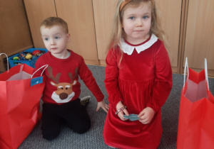Dzieci podczas wizyty św. Mikołaja
