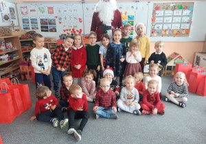 Zdjęcie grupowe dzieci ze św. Mikołajem