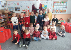 Zdjęcie grupowe dzieci ze św. Mikołajem