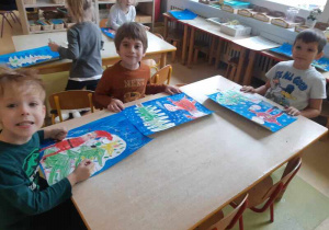 Dzieci przygotowują rysunki dla Św. Mikołaja