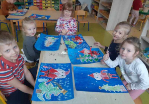 Dzieci przygotowują rysunki dla Św. Mikołaja