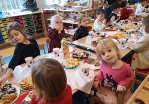 Dzieci siedzą przy stole podczas Uroczystości Wigilijnej