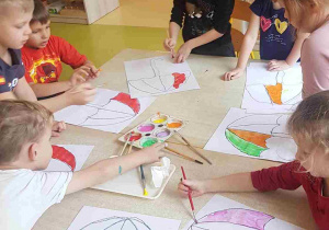 Dzieci malują farbami szablon parasola