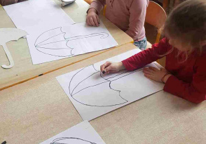 Dzieci rysują pparasolki