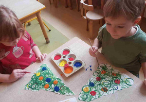 Dzieci malują bombki na pracy plastycznej