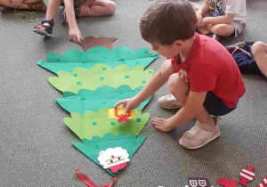 Dzieci dekorują filcową choinkę